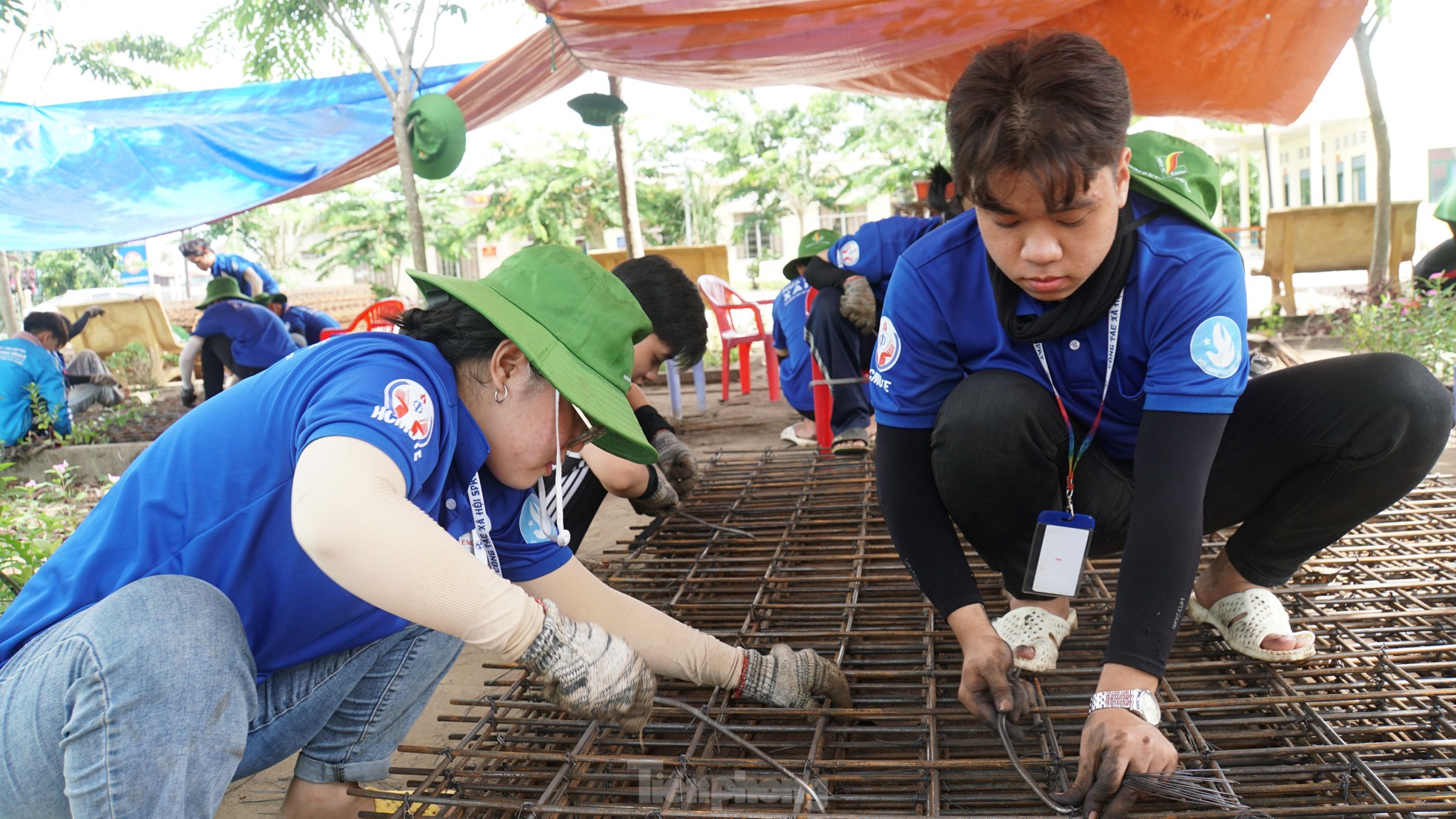 ‘Bóng hồng’ tình nguyện làm đường giao thông nông thôn ảnh 13