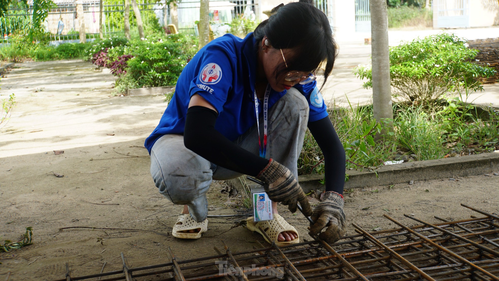 ‘Bóng hồng’ tình nguyện làm đường giao thông nông thôn ảnh 11