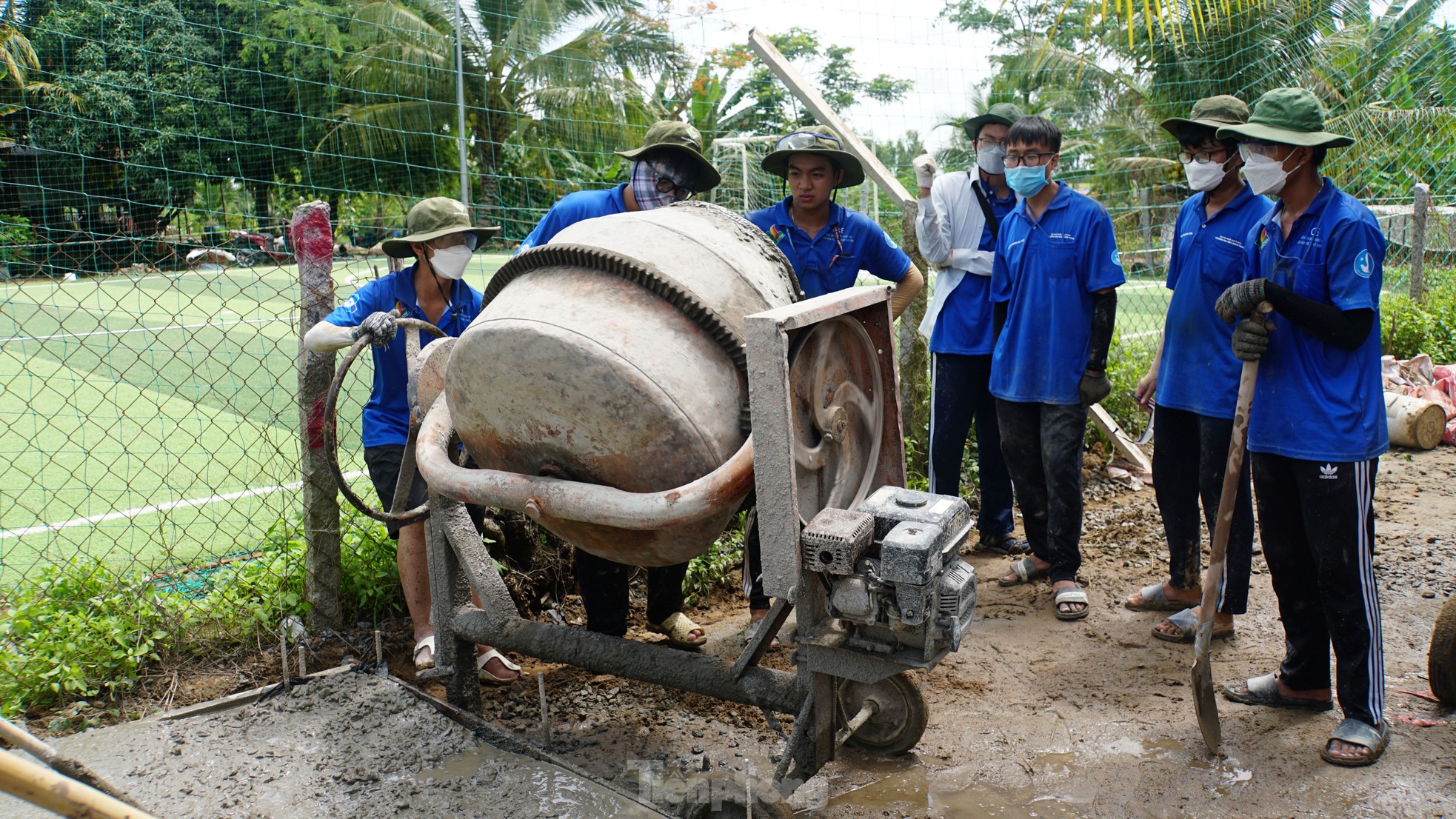 ‘Bóng hồng’ tình nguyện làm đường giao thông nông thôn ảnh 16