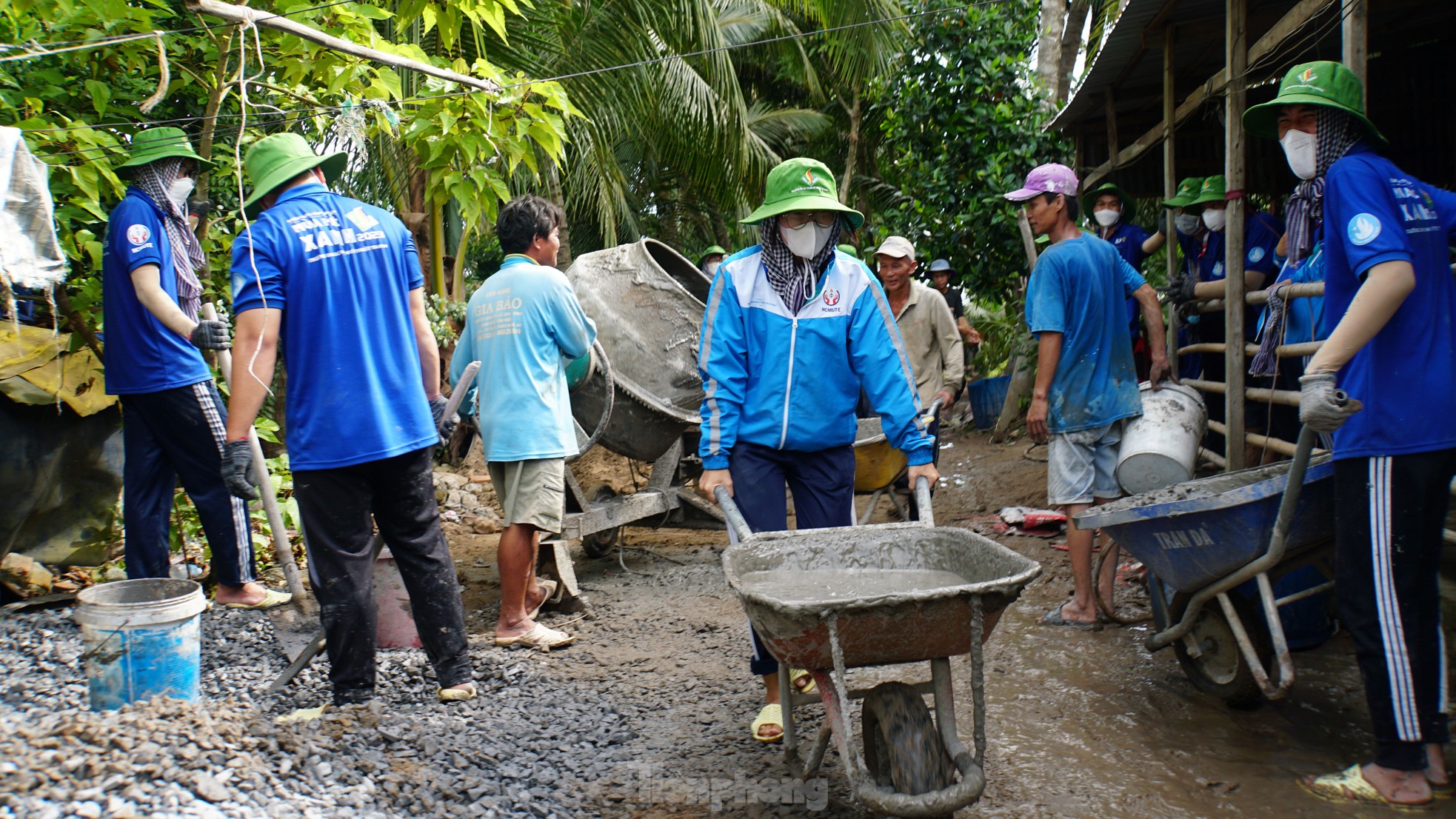 ‘Bóng hồng’ tình nguyện làm đường giao thông nông thôn ảnh 1