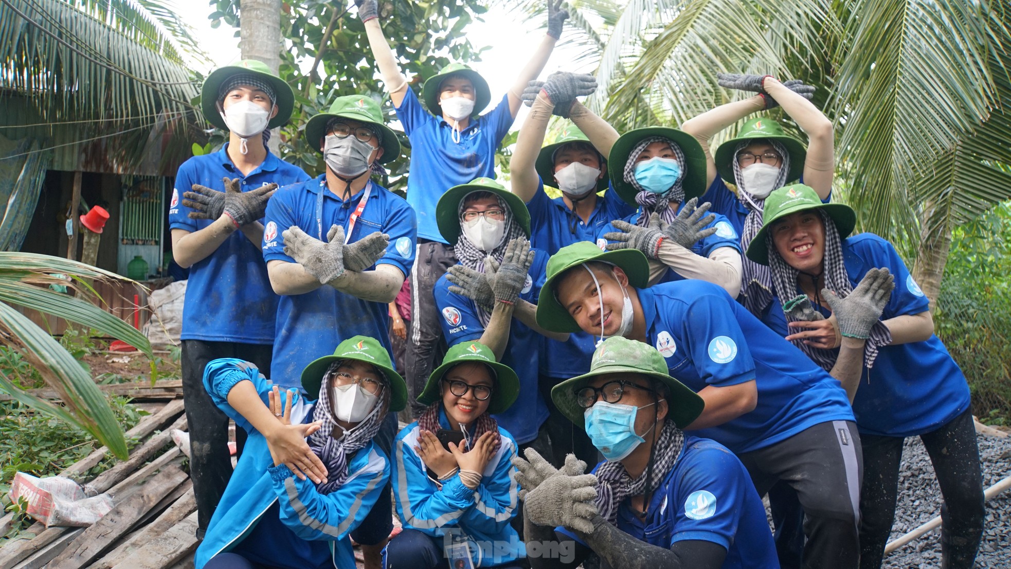 ‘Bóng hồng’ tình nguyện làm đường giao thông nông thôn ảnh 19