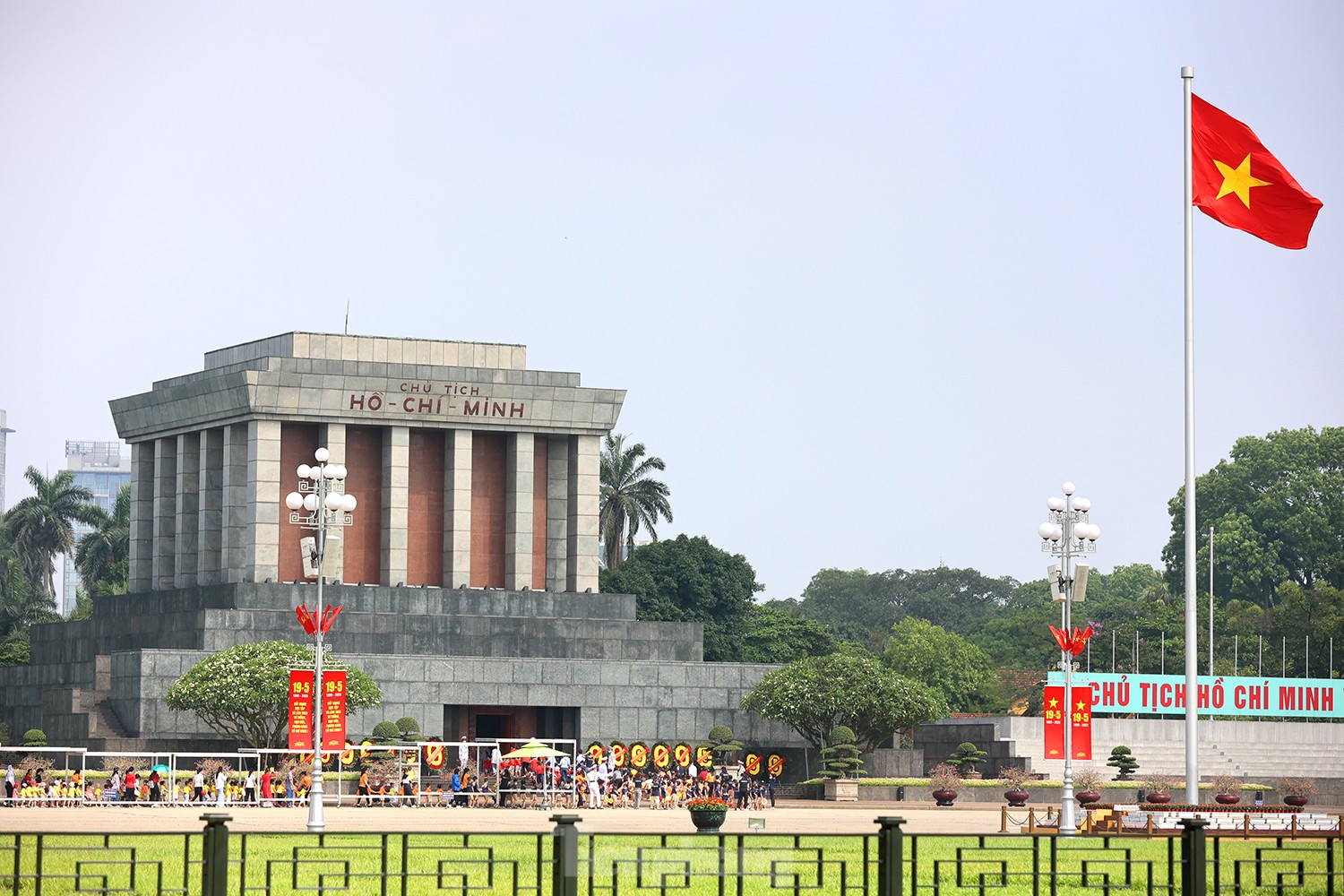 Hà Nội rực rỡ cờ hoa kỷ niệm 133 năm Ngày sinh Chủ tịch Hồ Chí Minh ảnh 2