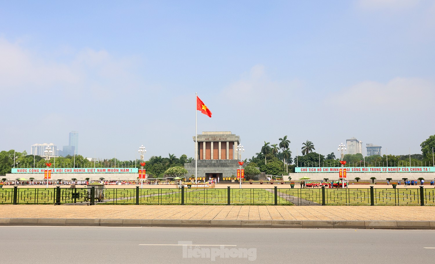 Hà Nội rực rỡ cờ hoa kỷ niệm 133 năm Ngày sinh Chủ tịch Hồ Chí Minh ảnh 1