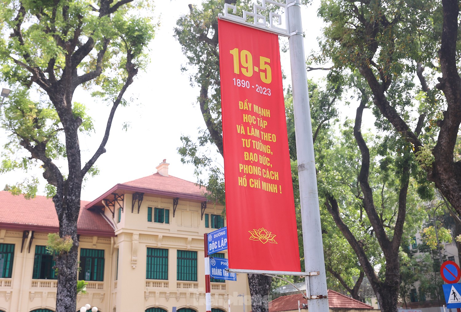 Hà Nội rực rỡ cờ hoa kỷ niệm 133 năm Ngày sinh Chủ tịch Hồ Chí Minh ảnh 4