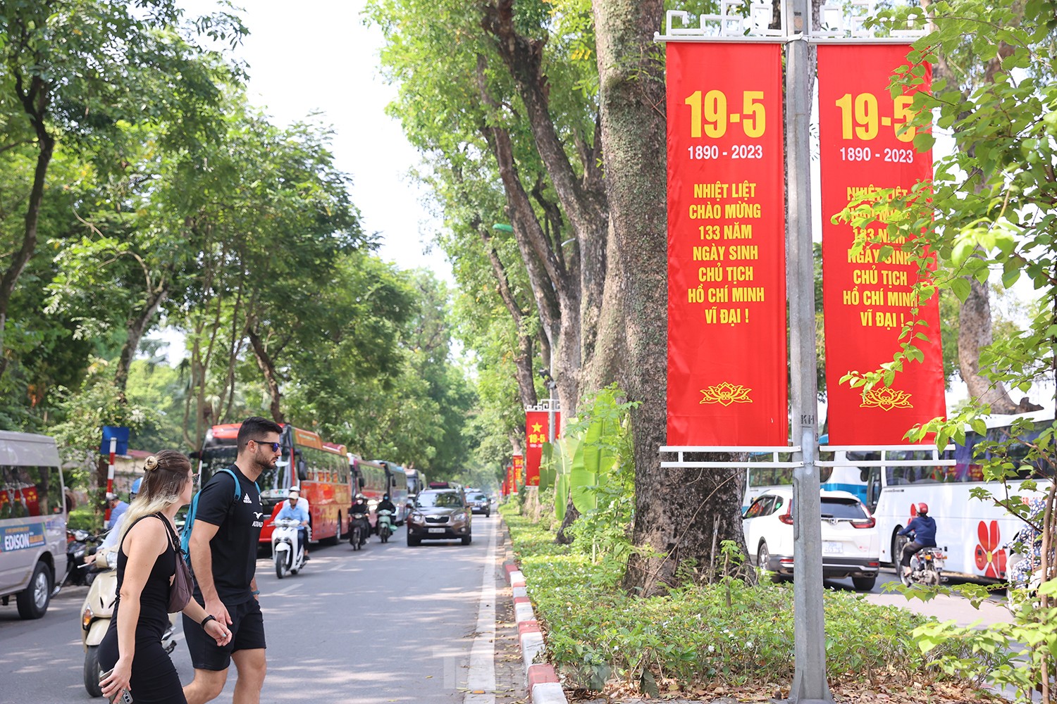 Hà Nội rực rỡ cờ hoa kỷ niệm 133 năm Ngày sinh Chủ tịch Hồ Chí Minh ảnh 5