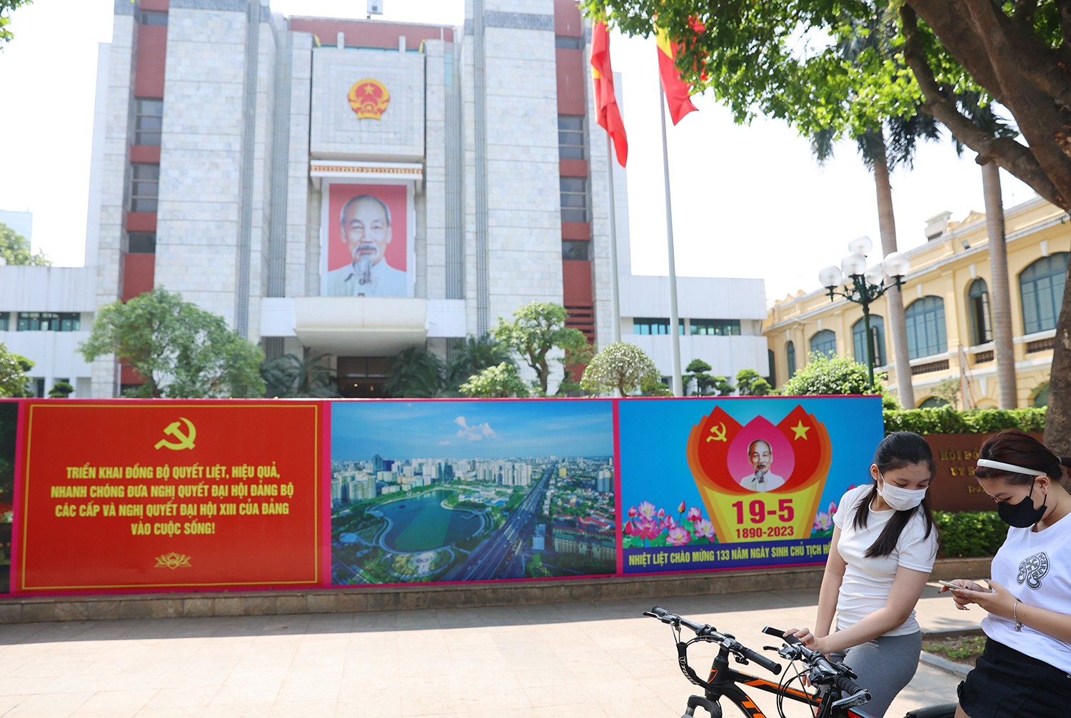 Hà Nội rực rỡ cờ hoa kỷ niệm 133 năm Ngày sinh Chủ tịch Hồ Chí Minh ảnh 9