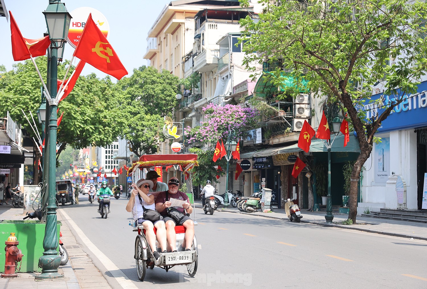 Hà Nội rực rỡ cờ hoa kỷ niệm 133 năm Ngày sinh Chủ tịch Hồ Chí Minh ảnh 10