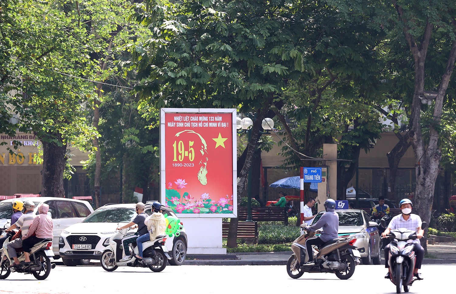 Hà Nội rực rỡ cờ hoa kỷ niệm 133 năm Ngày sinh Chủ tịch Hồ Chí Minh ảnh 11