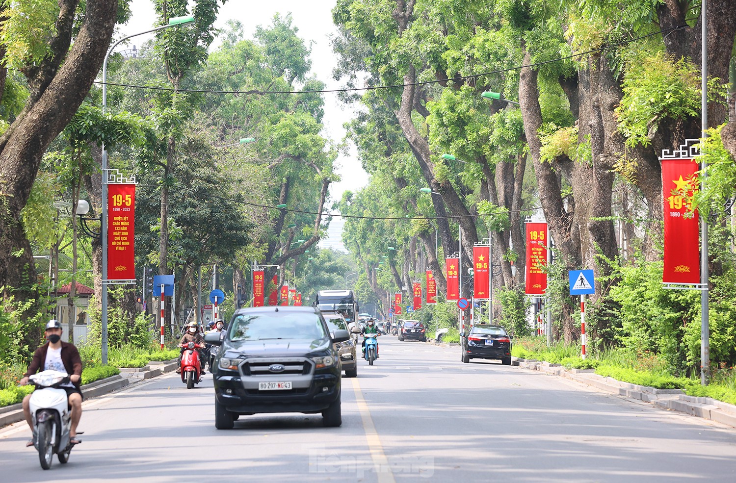 Hà Nội rực rỡ cờ hoa kỷ niệm 133 năm Ngày sinh Chủ tịch Hồ Chí Minh ảnh 12