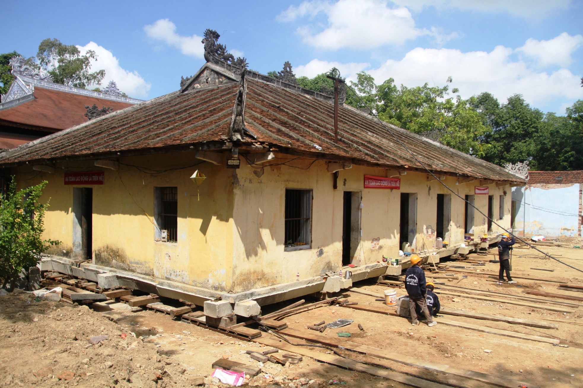 Sau dịch chuyển quốc tự tại Huế, ‘thần đèn’ Nguyễn Văn Cư tái xuất cứu nhà thờ bị lún ảnh 1