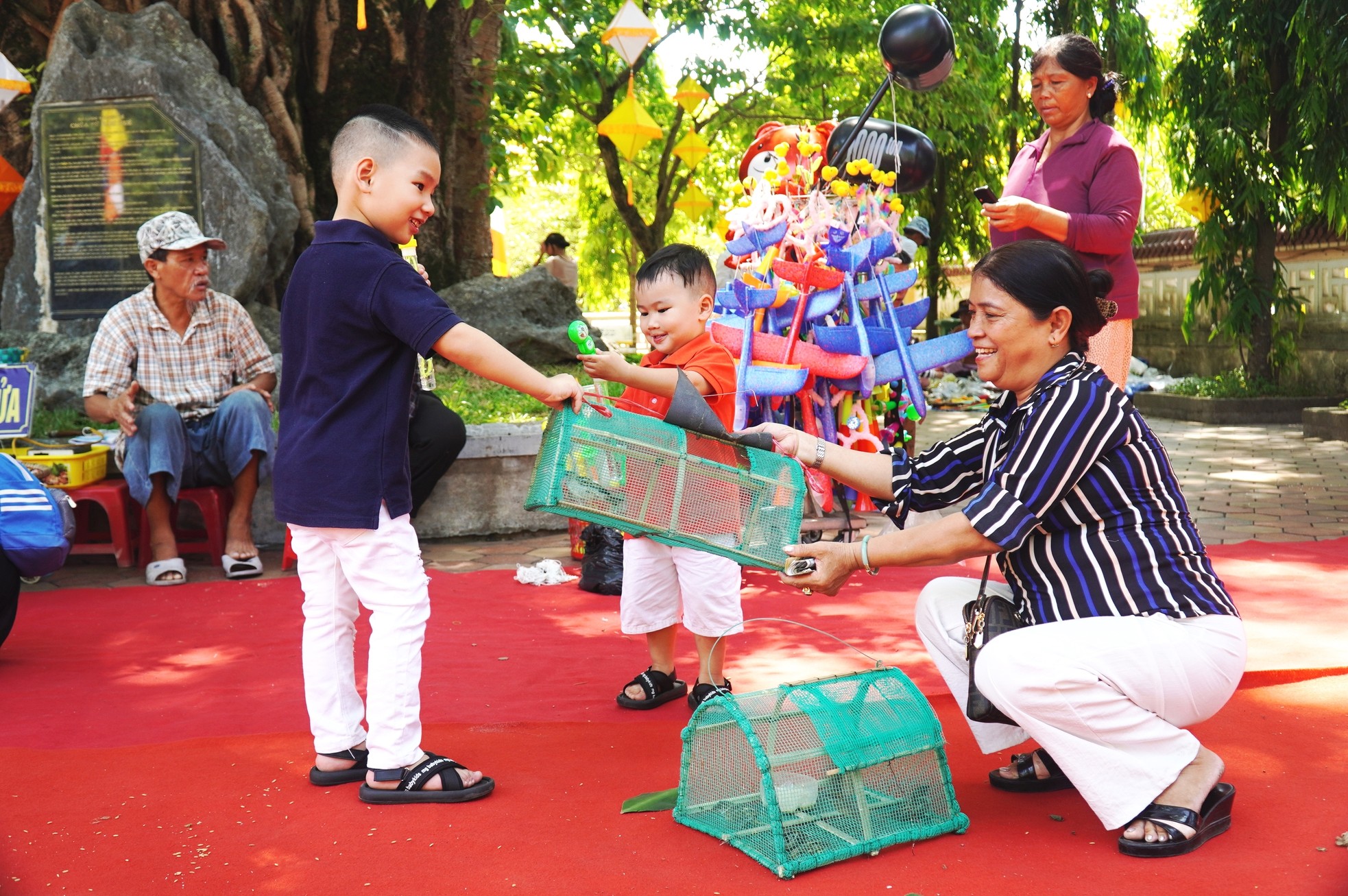 An hòa sắc màu mùa Phật đản xứ Huế ảnh 10