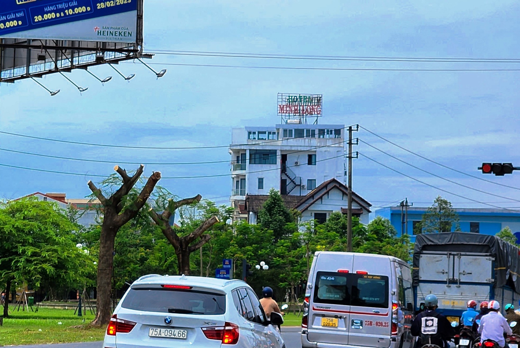 Vì sao loạt cây xanh tuyến phố lớn tại Huế bị ‘trảm’ trụi thân cành, tán lá giữa nắng nóng gay gắt? ảnh 9