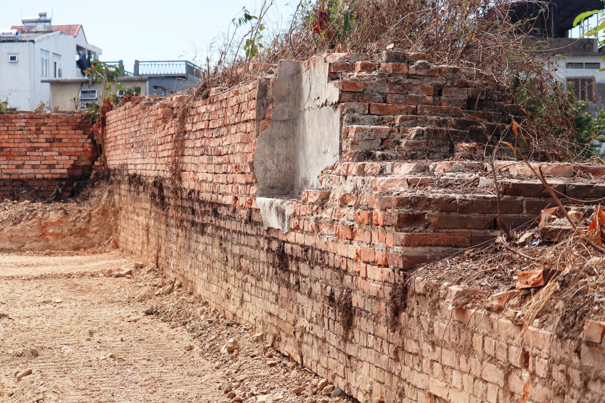 Ngỡ ngàng Thượng thành Huế sau phát quang ‘rừng rậm’, triệt giải xác nhà hoang ảnh 18