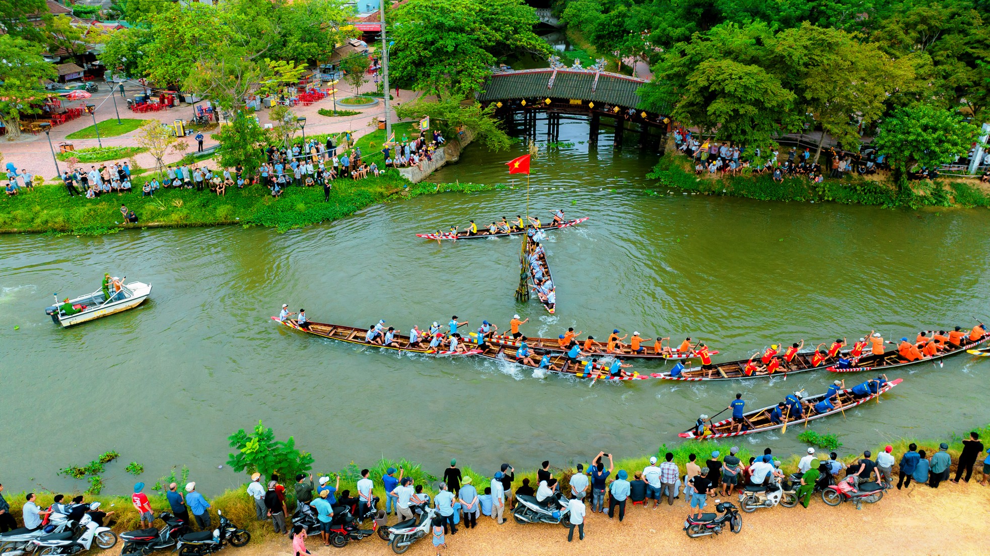 Tưng bừng giải đua ghe bên di tích ‘thượng gia hạ kiều’ hơn 245 năm tuổi ảnh 1