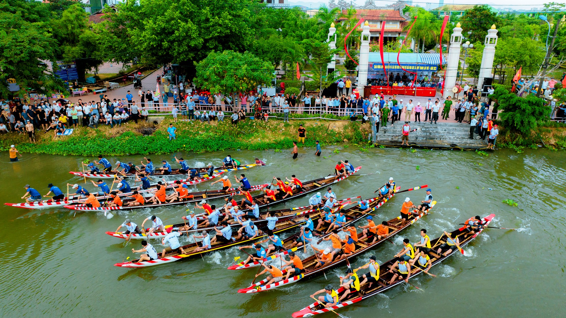 Tưng bừng giải đua ghe bên di tích ‘thượng gia hạ kiều’ hơn 245 năm tuổi ảnh 3