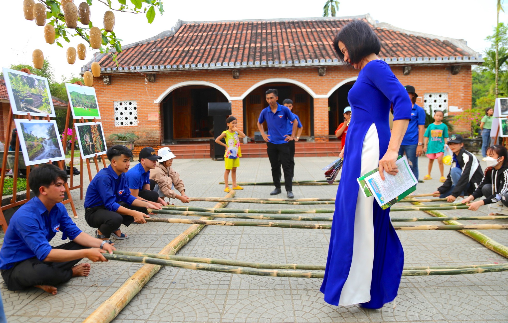 Du khách đổ về ngôi làng cổ độc nhất vô nhị xứ Quảng ảnh 9