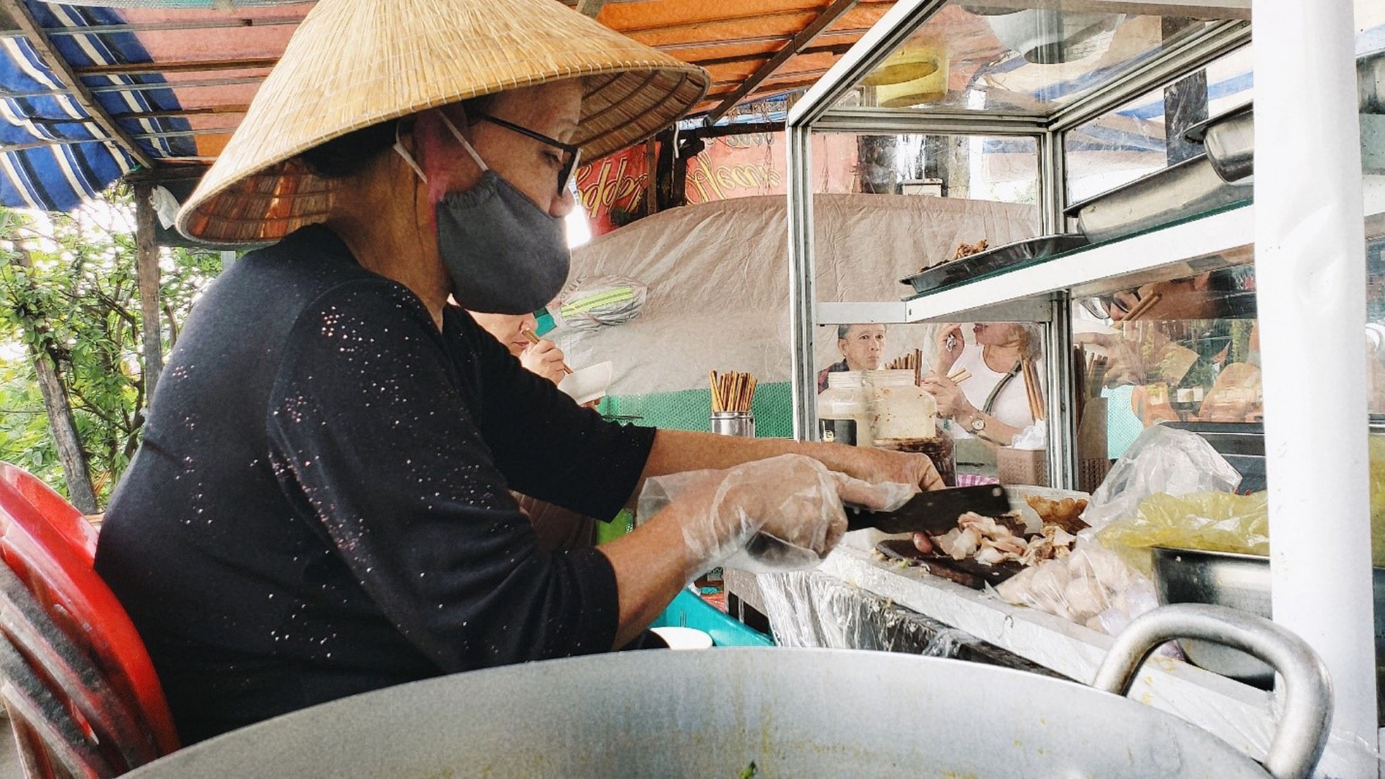 Về Đà Nẵng ghé quán bún hơn 30 năm bên đường tàu, giá rẻ bất ngờ ảnh 12