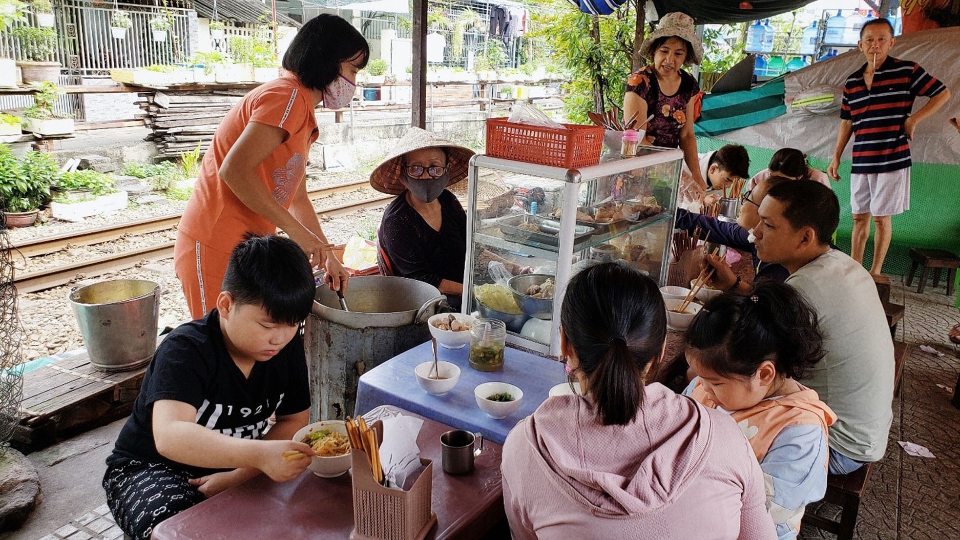 Về Đà Nẵng ghé quán bún hơn 30 năm bên đường tàu, giá rẻ bất ngờ ảnh 2