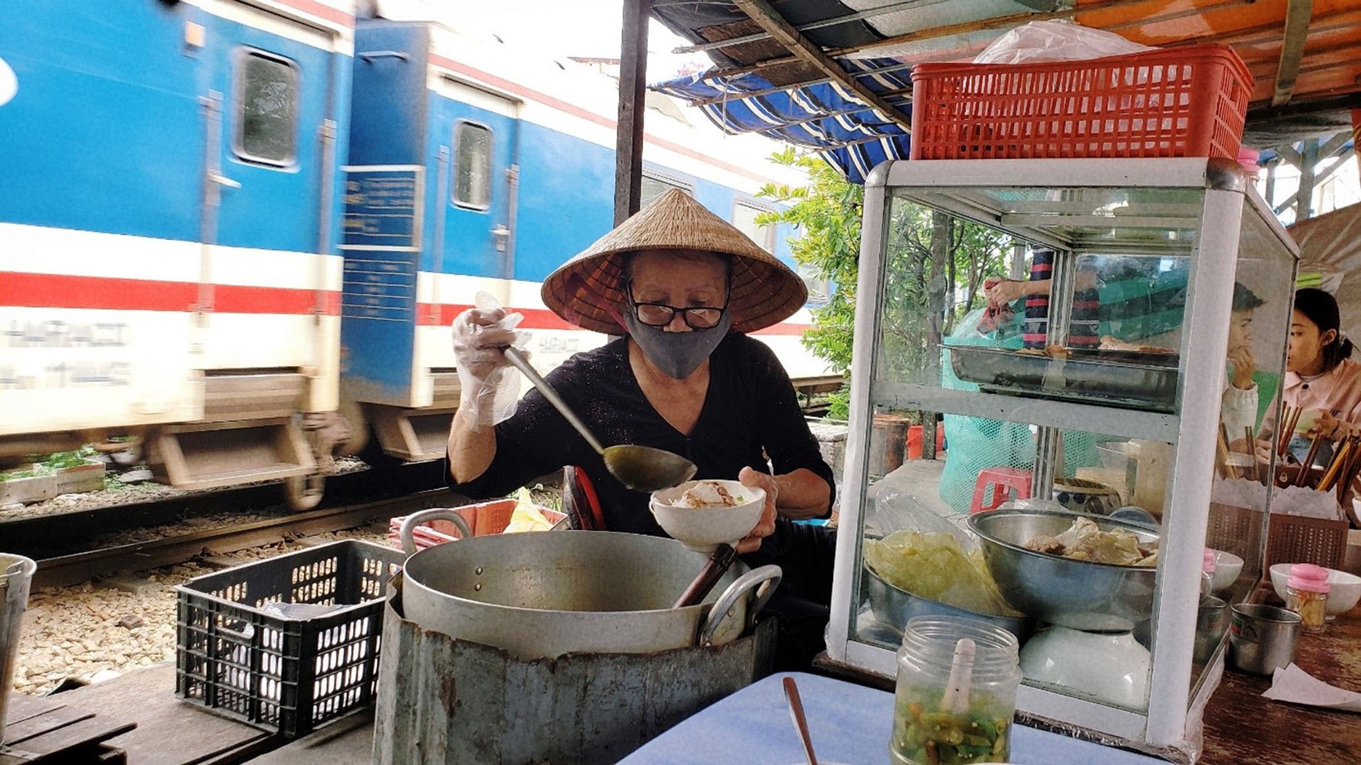 Về Đà Nẵng ghé quán bún hơn 30 năm bên đường tàu, giá rẻ bất ngờ ảnh 5