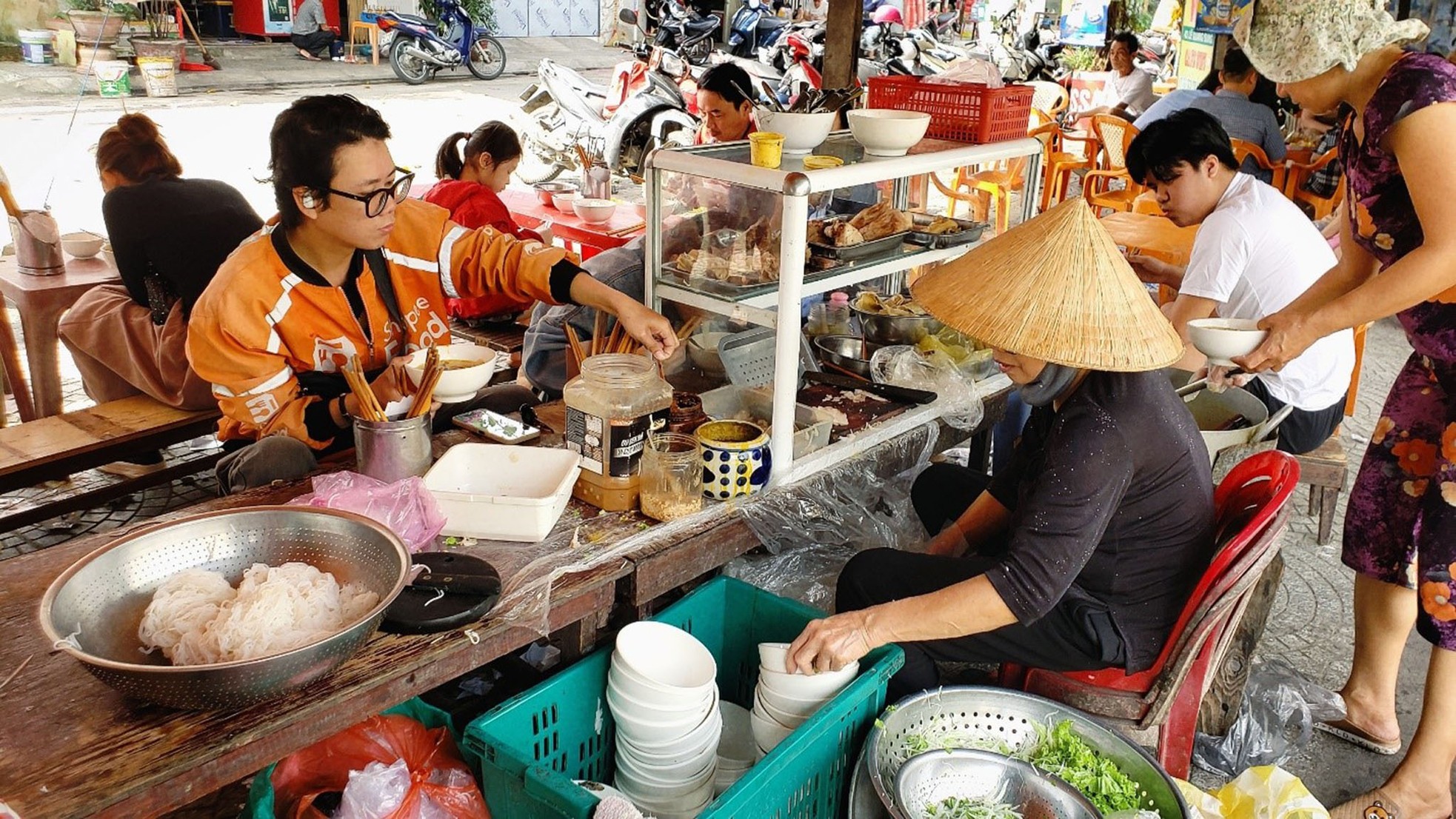 Về Đà Nẵng ghé quán bún hơn 30 năm bên đường tàu, giá rẻ bất ngờ ảnh 7