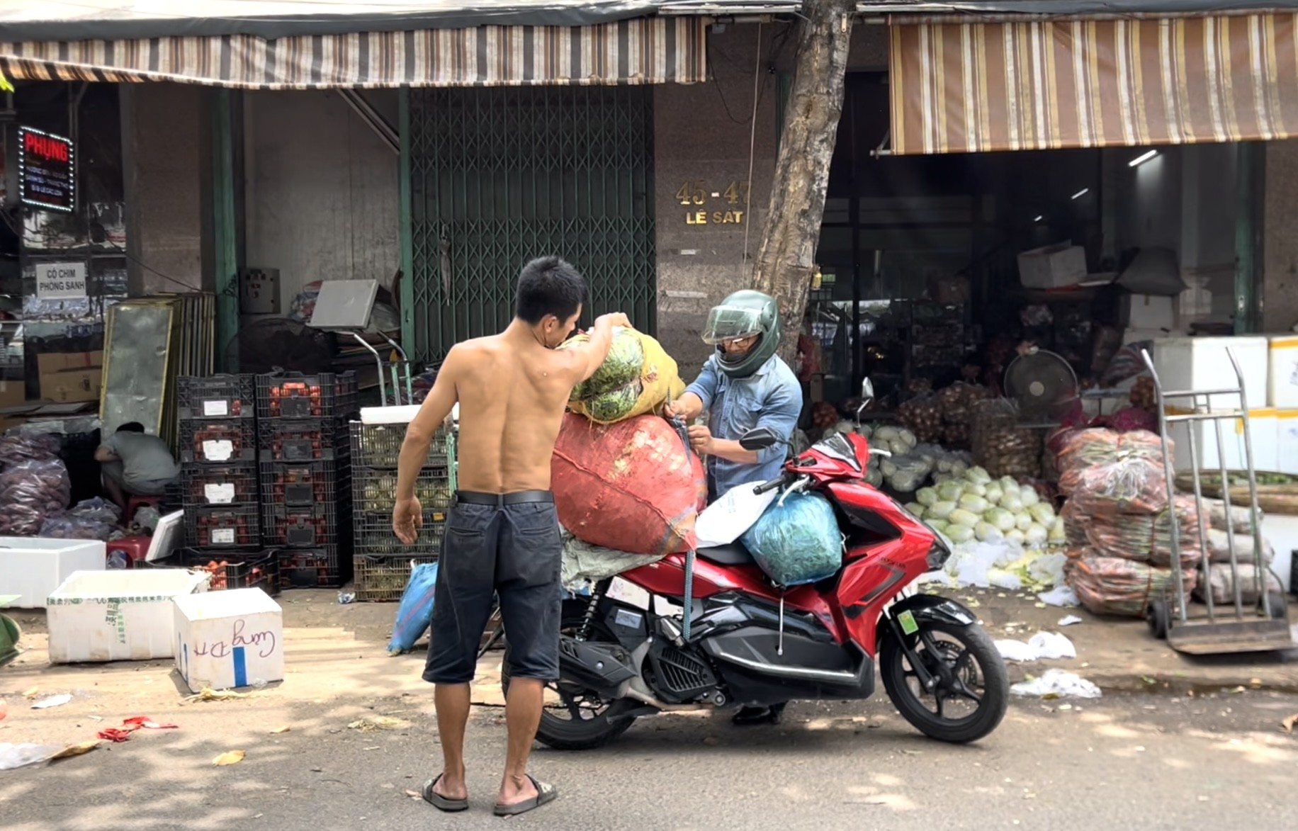 Gồng mình mưu sinh dưới ‘chảo lửa’ Đà Nẵng những ngày nắng cực độ ảnh 1