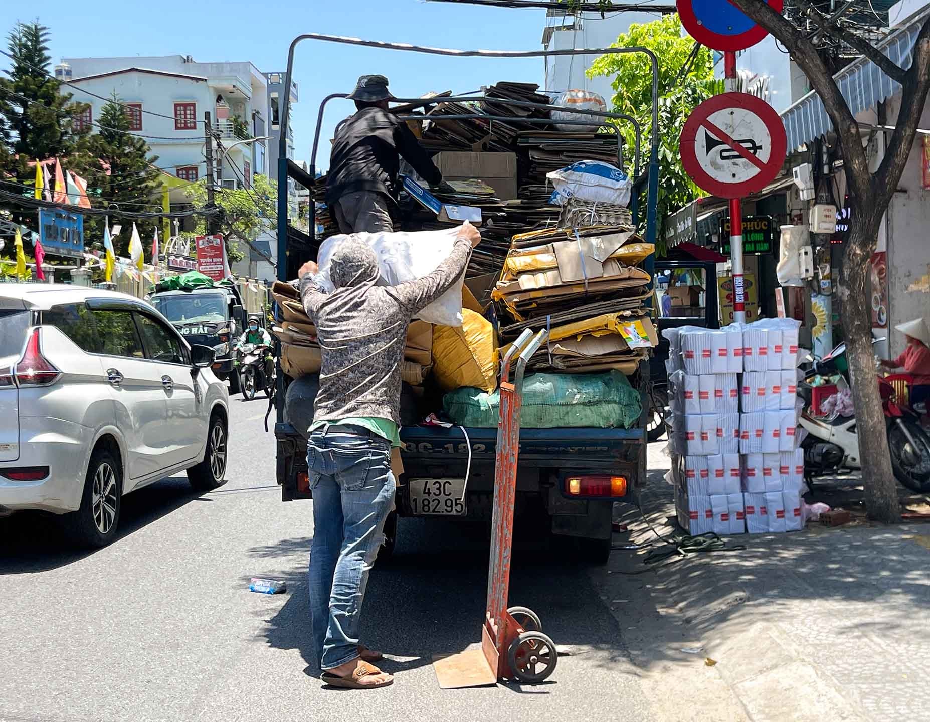 Gồng mình mưu sinh dưới ‘chảo lửa’ Đà Nẵng những ngày nắng cực độ ảnh 6