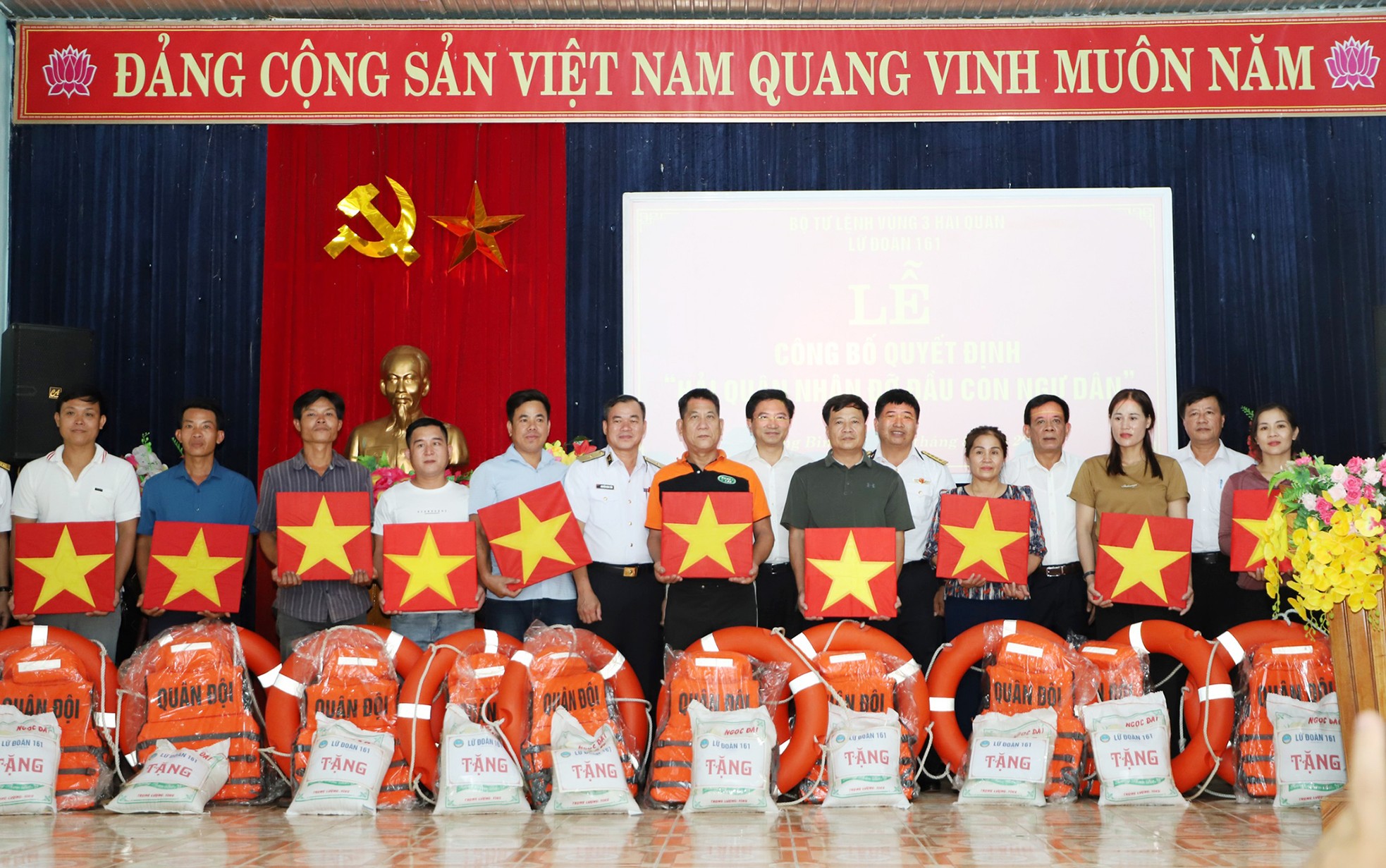Hải quân nhận đỡ đầu con ngư dân tại Quảng Bình ảnh 5