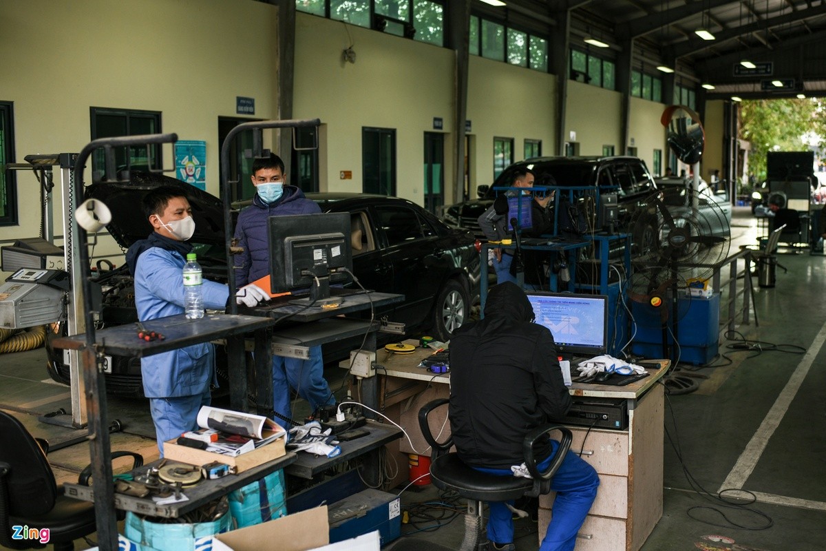 Xếp hàng hơn 2 giờ mới đến lượt đăng kiểm ôtô ở Hà Nội ảnh 12