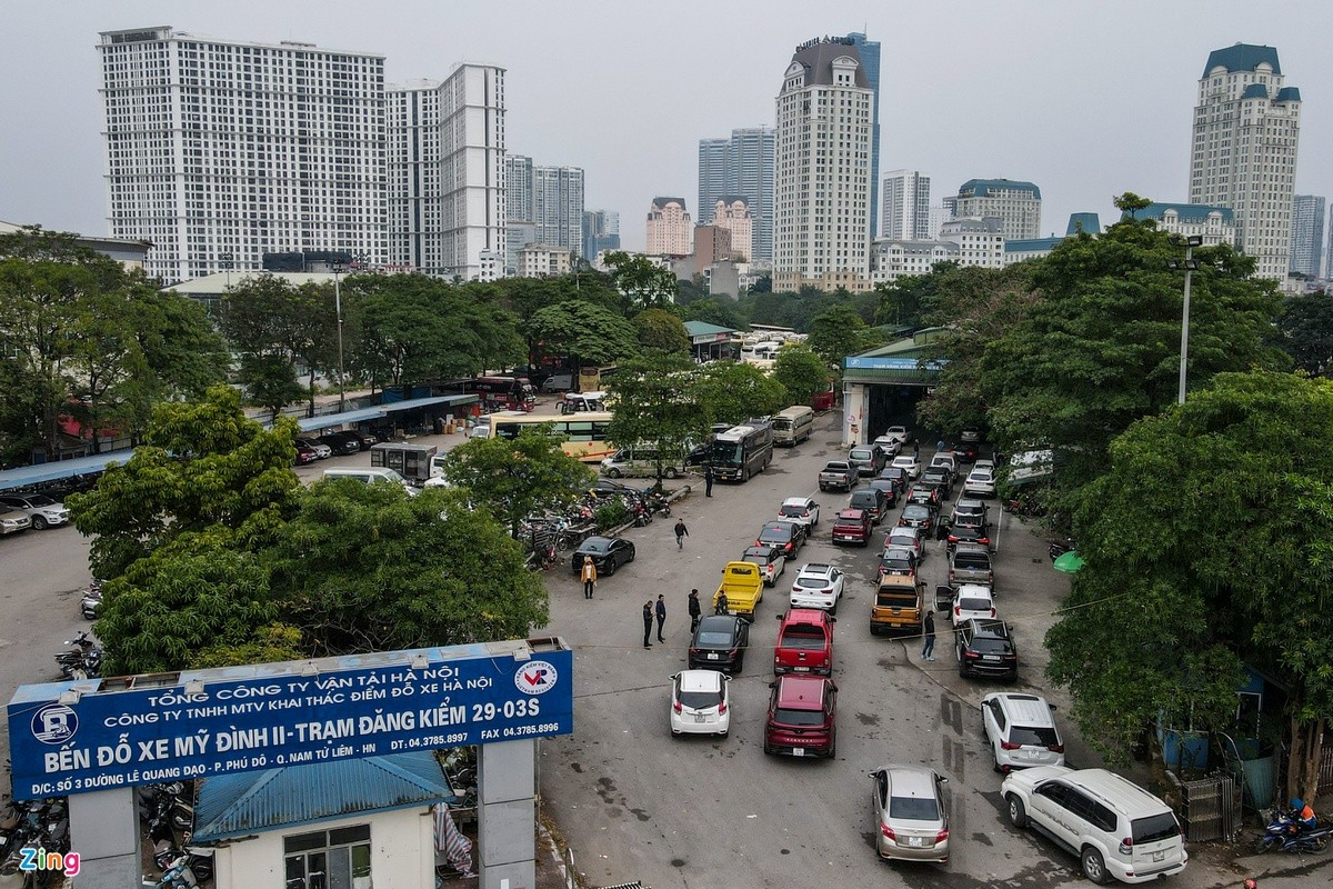 Xếp hàng hơn 2 giờ mới đến lượt đăng kiểm ôtô ở Hà Nội ảnh 1