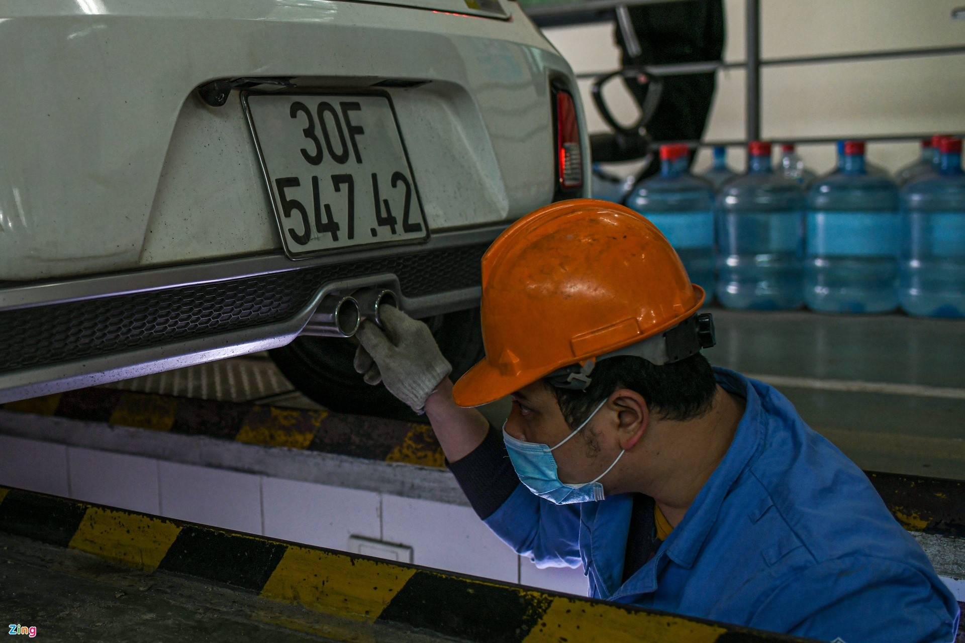 Xếp hàng hơn 2 giờ mới đến lượt đăng kiểm ôtô ở Hà Nội ảnh 8
