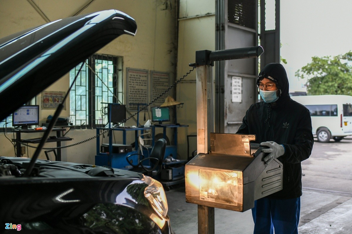Xếp hàng hơn 2 giờ mới đến lượt đăng kiểm ôtô ở Hà Nội ảnh 4