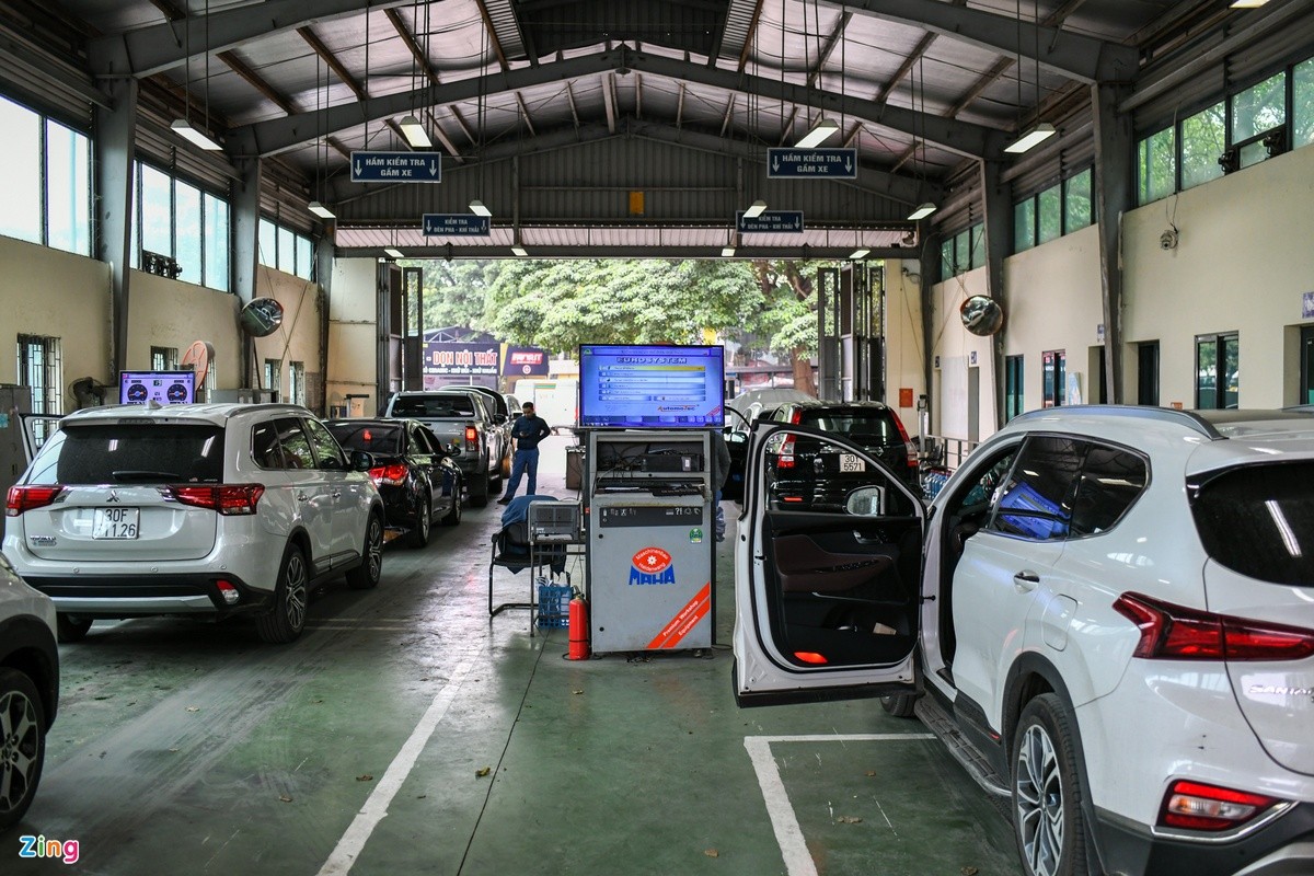 Xếp hàng hơn 2 giờ mới đến lượt đăng kiểm ôtô ở Hà Nội ảnh 3