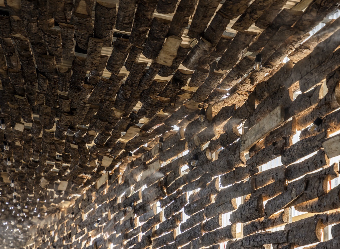 Chiêm ngưỡng nhà hàng dùng nghìn thanh gỗ làm mái được báo nước ngoài đưa tin