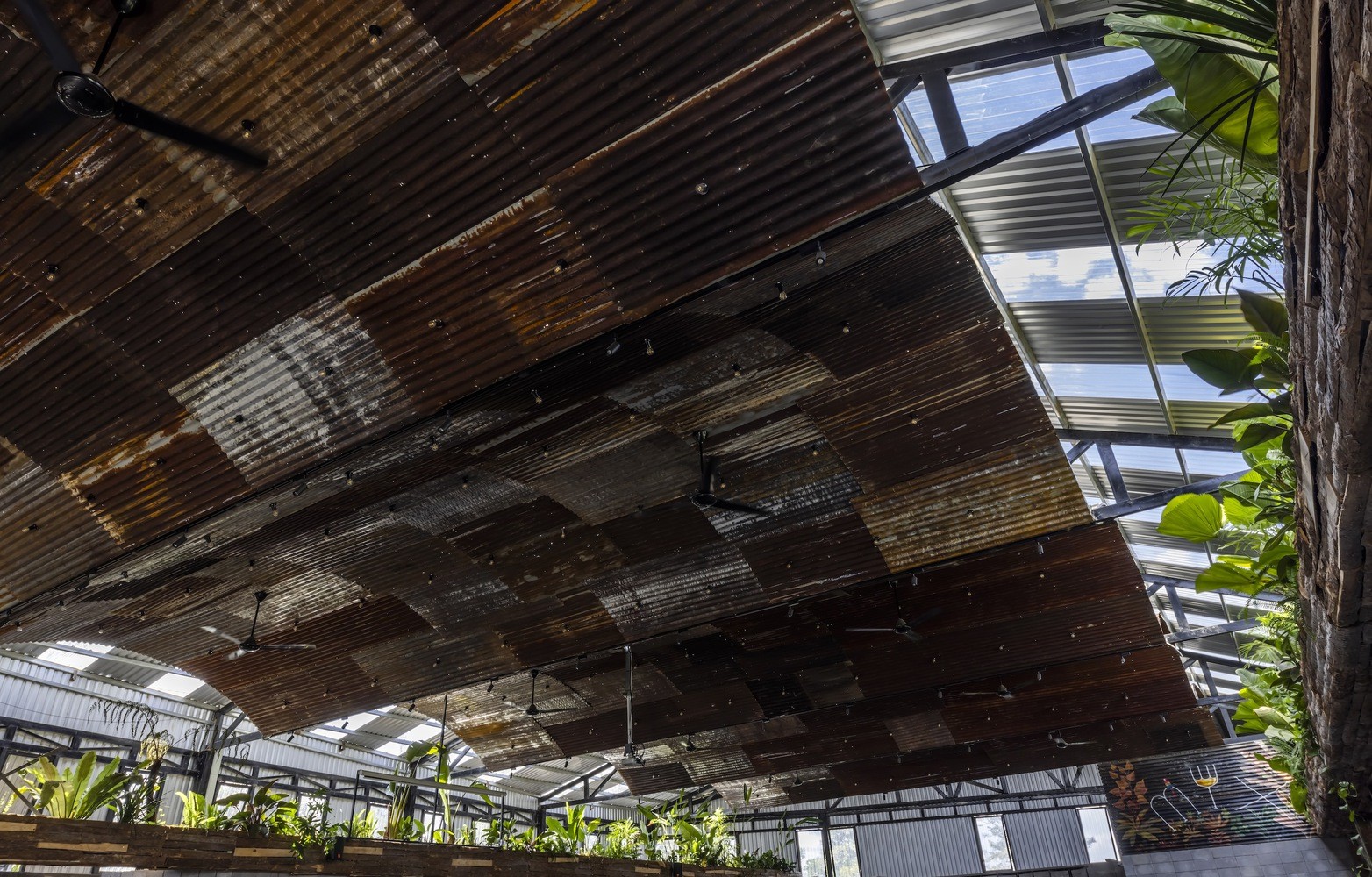Chiêm ngưỡng nhà hàng dùng nghìn thanh gỗ làm mái được báo nước ngoài đưa tin