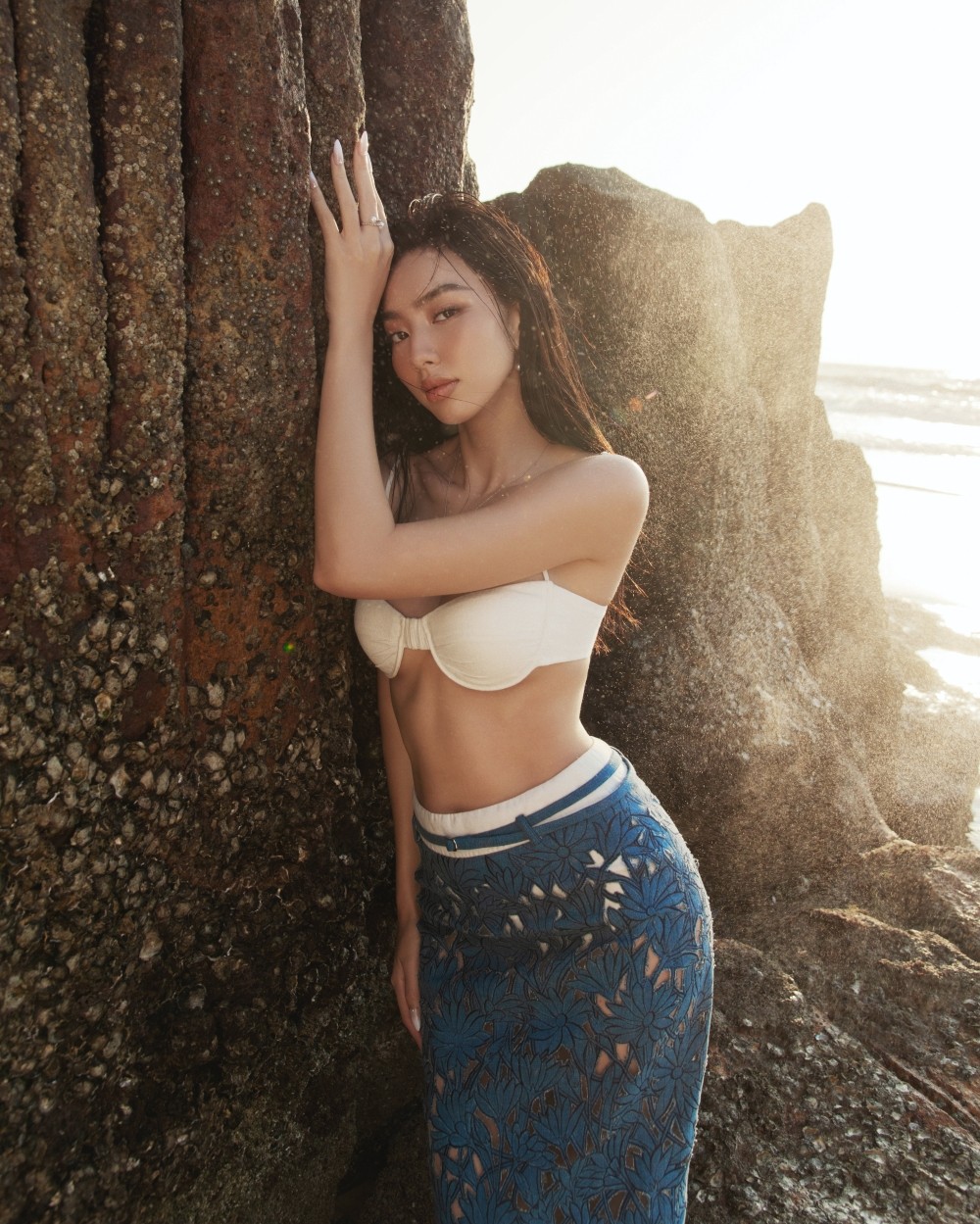 Ngắm Hoa hậu Thùy Tiên trong bộ ảnh thời trang đẹp mãn nhãn bên bờ biển ảnh 13