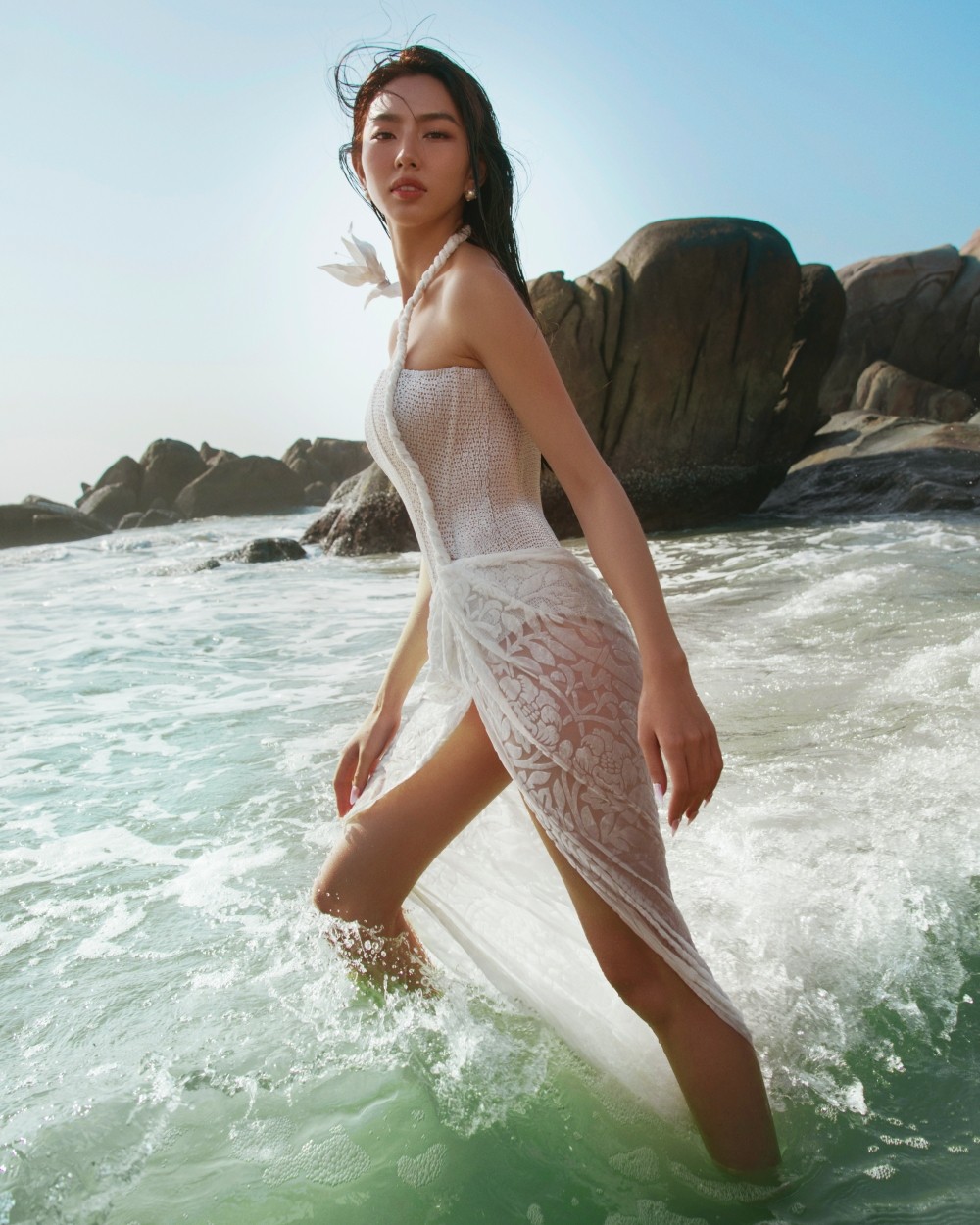 Ngắm Hoa hậu Thùy Tiên trong bộ ảnh thời trang đẹp mãn nhãn bên bờ biển ảnh 6