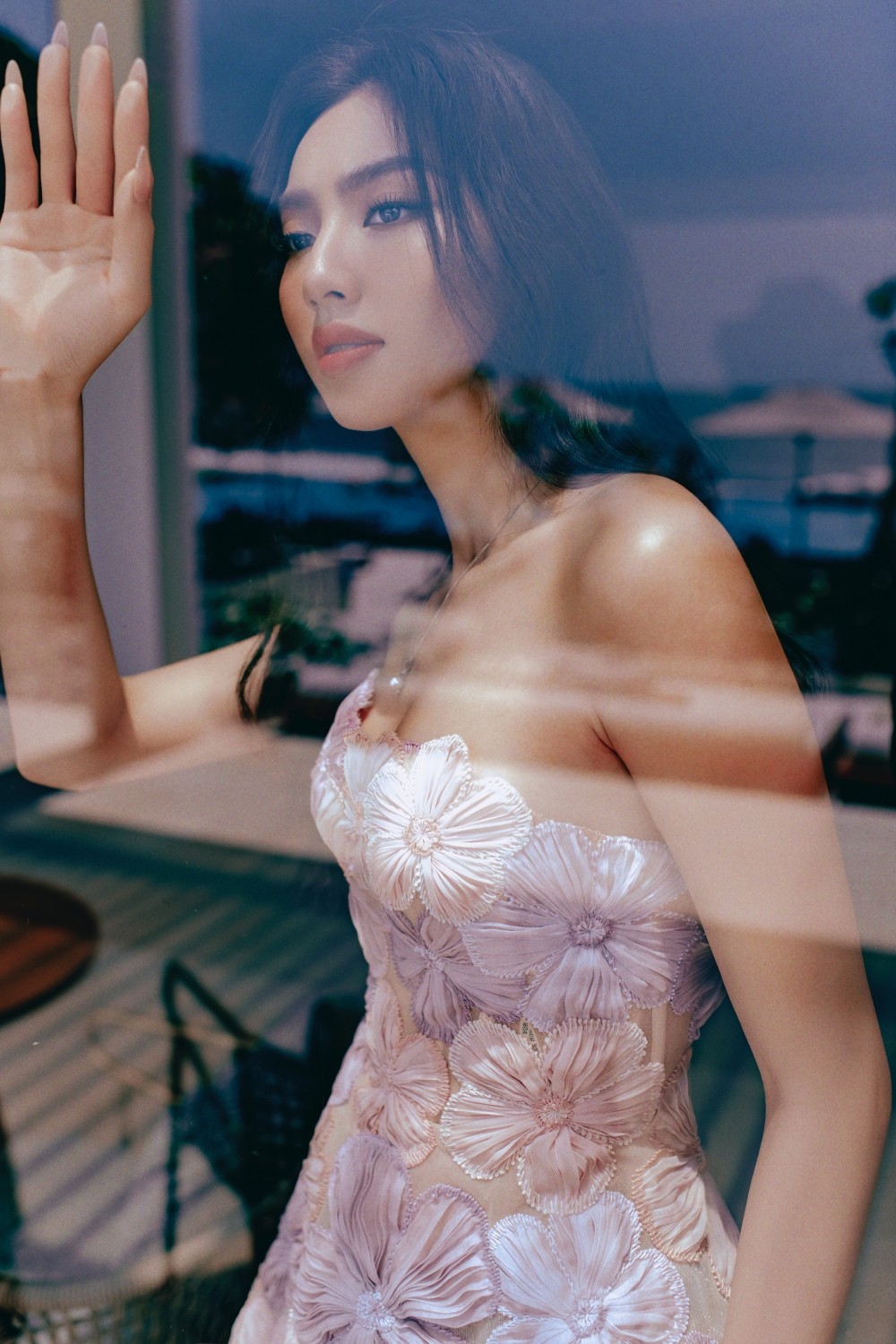 Ngắm Hoa hậu Thùy Tiên trong bộ ảnh thời trang đẹp mãn nhãn bên bờ biển ảnh 4