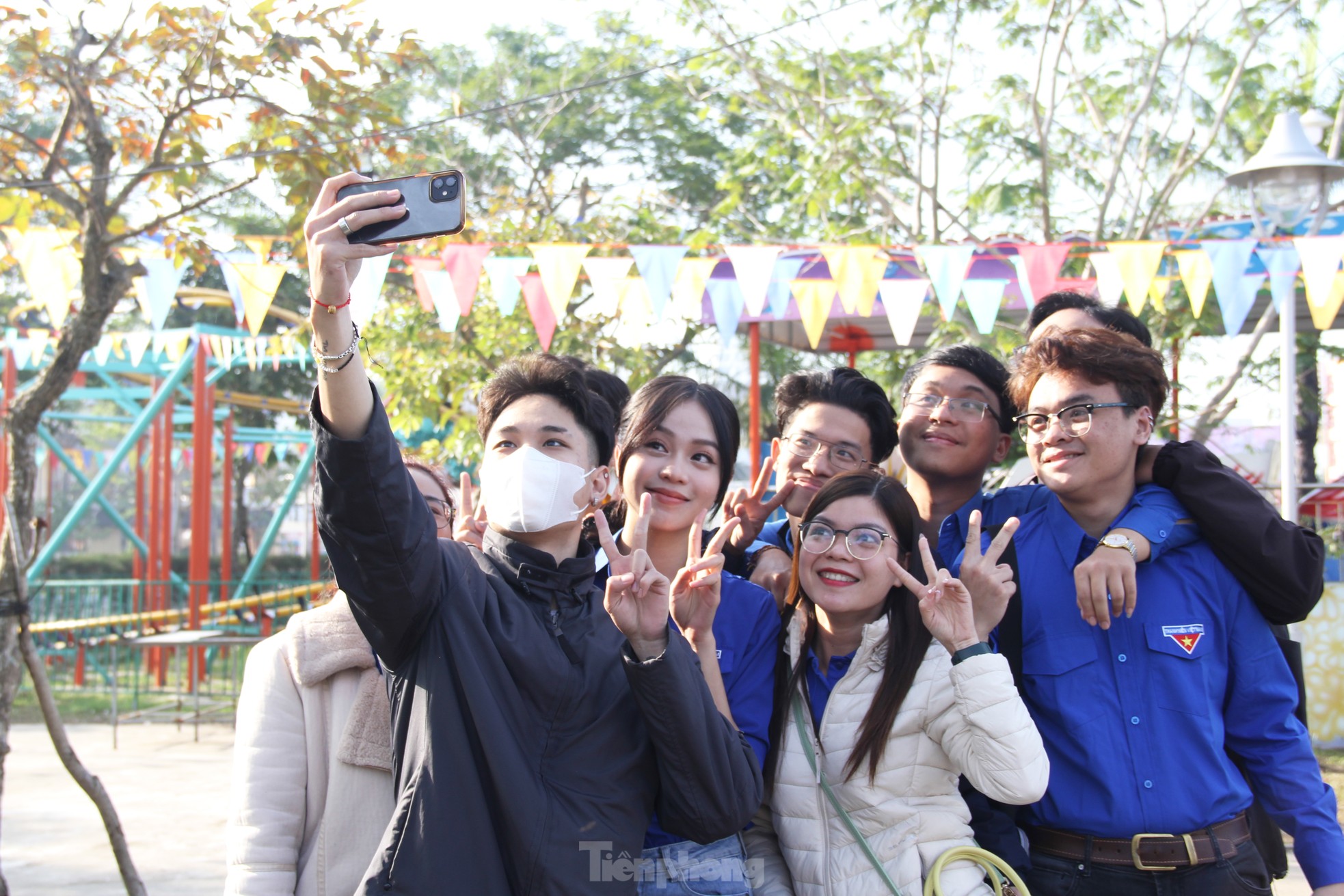 Hoa hậu Thanh Thủy cùng bạn trẻ Đà Nẵng hưởng ứng Tết trồng cây ảnh 7