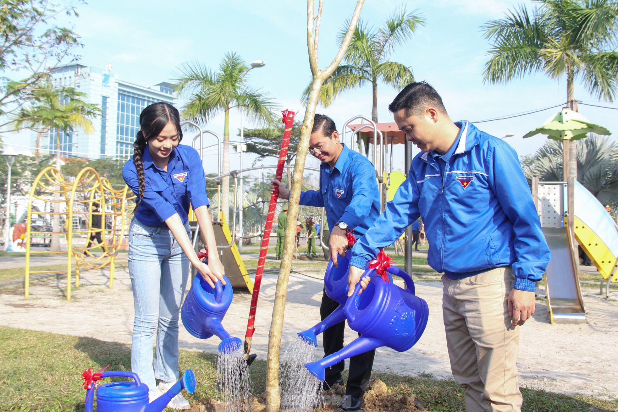 Hoa hậu Thanh Thủy cùng bạn trẻ Đà Nẵng hưởng ứng Tết trồng cây ảnh 5