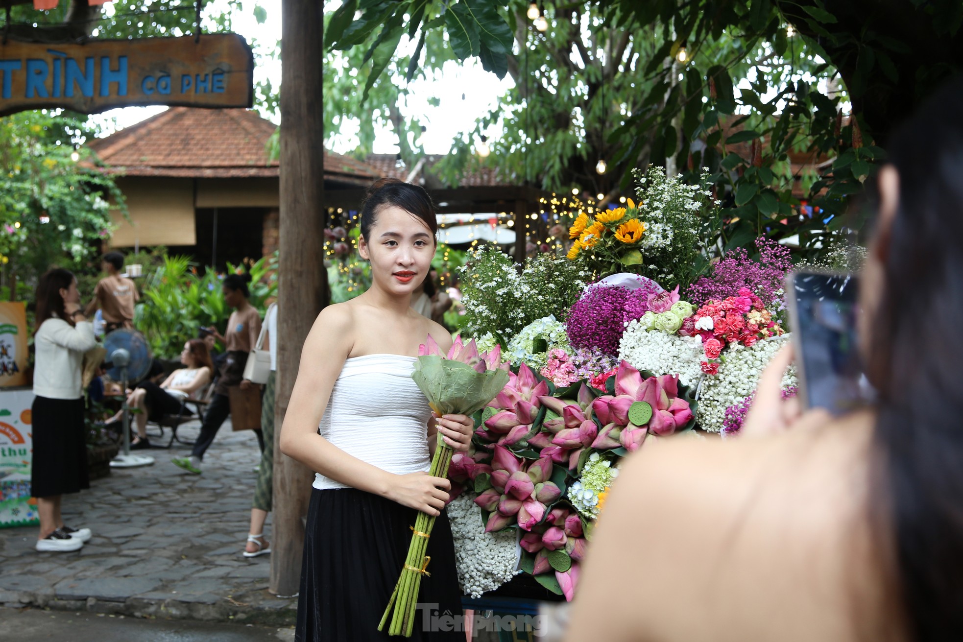 Giới trẻ Đà Nẵng khoe sắc bên những xe hoa 'chở' mùa thu Hà Nội ảnh 11