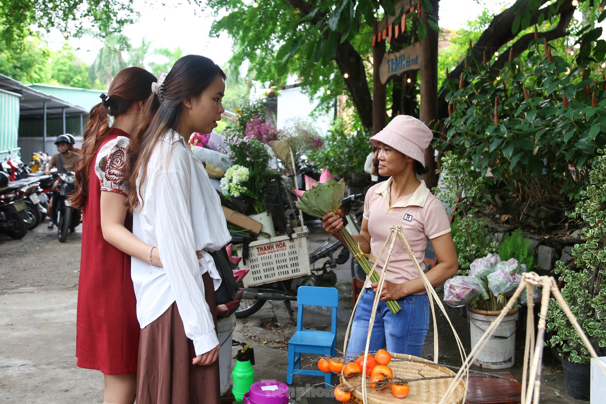 Giới trẻ Đà Nẵng khoe sắc bên những xe hoa 'chở' mùa thu Hà Nội ảnh 15