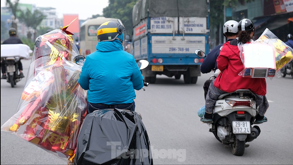 Người Hà Nội 'không mưa cũng phải mặc áo mưa' khổ sở đi làm, đi học - Ảnh 12.