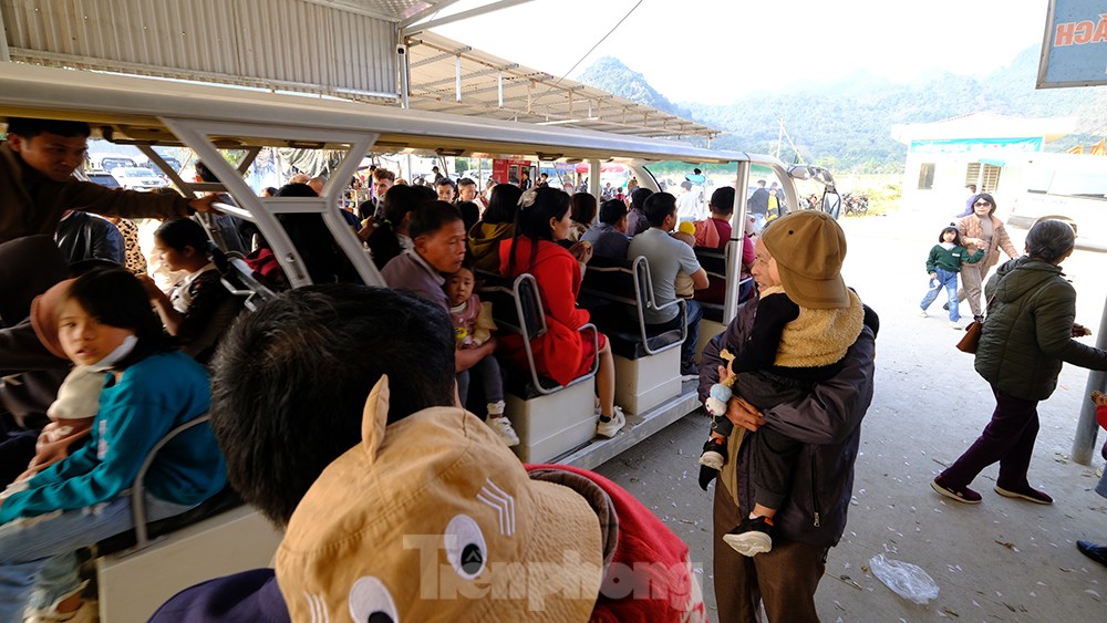 Hàng nghìn du khách đổ về thăm suối cá thần ngày cuối nghỉ Tết Nguyên đán Quý Mão ảnh 3