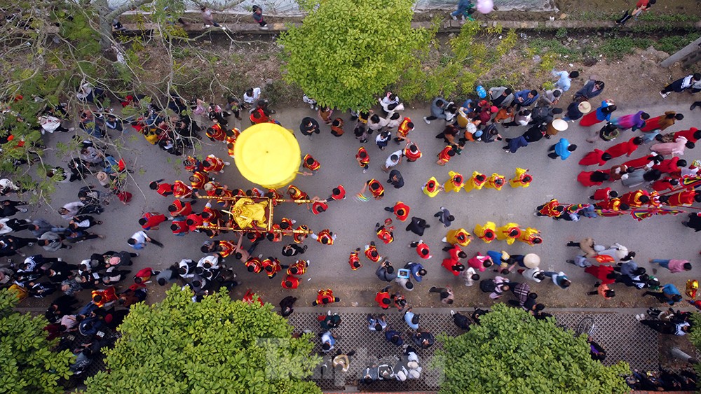 Hàng nghìn người xem nghi lễ rước 'vua sống' có một không hai ở Hà Nội