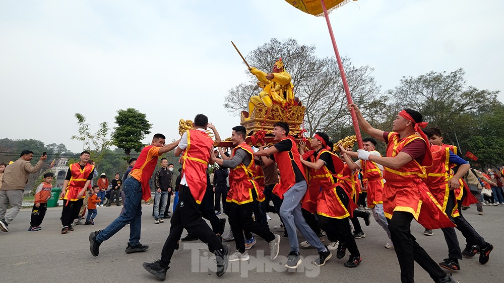 Hàng nghìn người xem nghi lễ rước 'vua sống' có một không hai ở Hà Nội ảnh 4