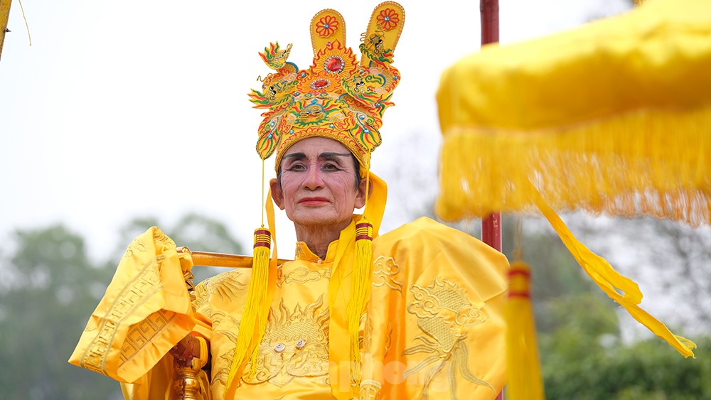 Hàng nghìn người xem nghi lễ rước 'vua sống' có một không hai ở Hà Nội ảnh 5