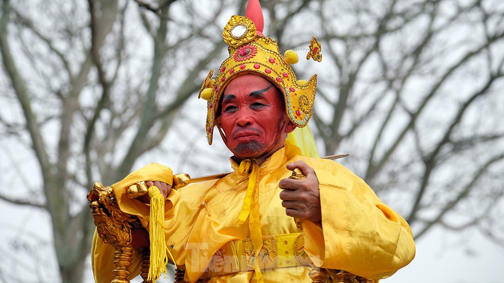 Hàng nghìn người xem nghi lễ rước 'vua sống' có một không hai ở Hà Nội ảnh 6