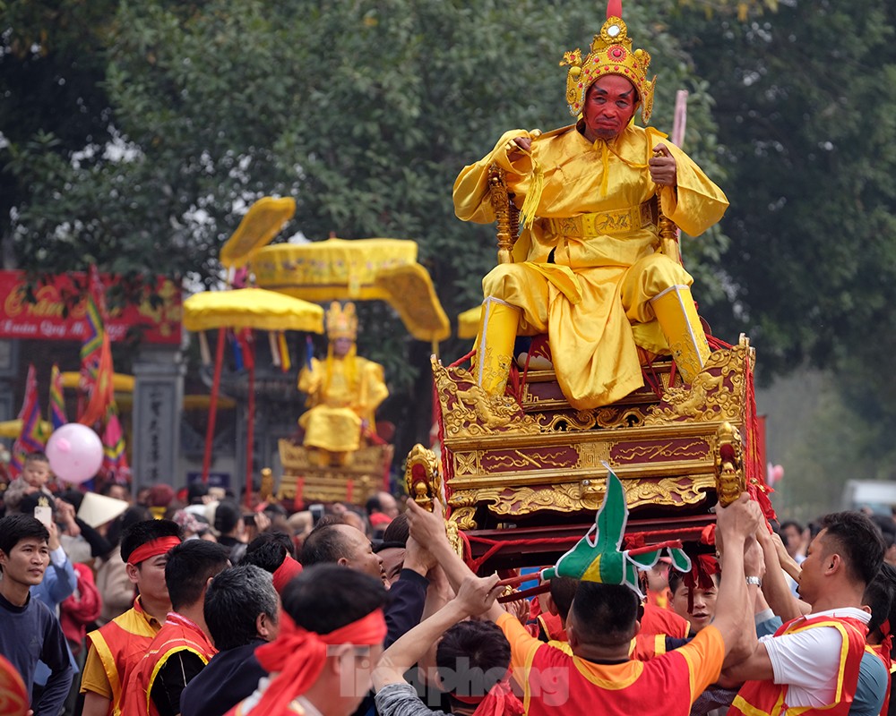 Hàng nghìn người xem nghi lễ rước 'vua sống' có một không hai ở Hà Nội ảnh 8