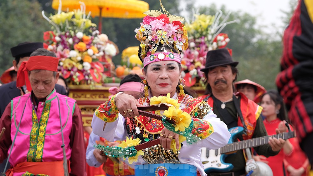 Hàng nghìn người xem nghi lễ rước 'vua sống' có một không hai ở Hà Nội ảnh 9