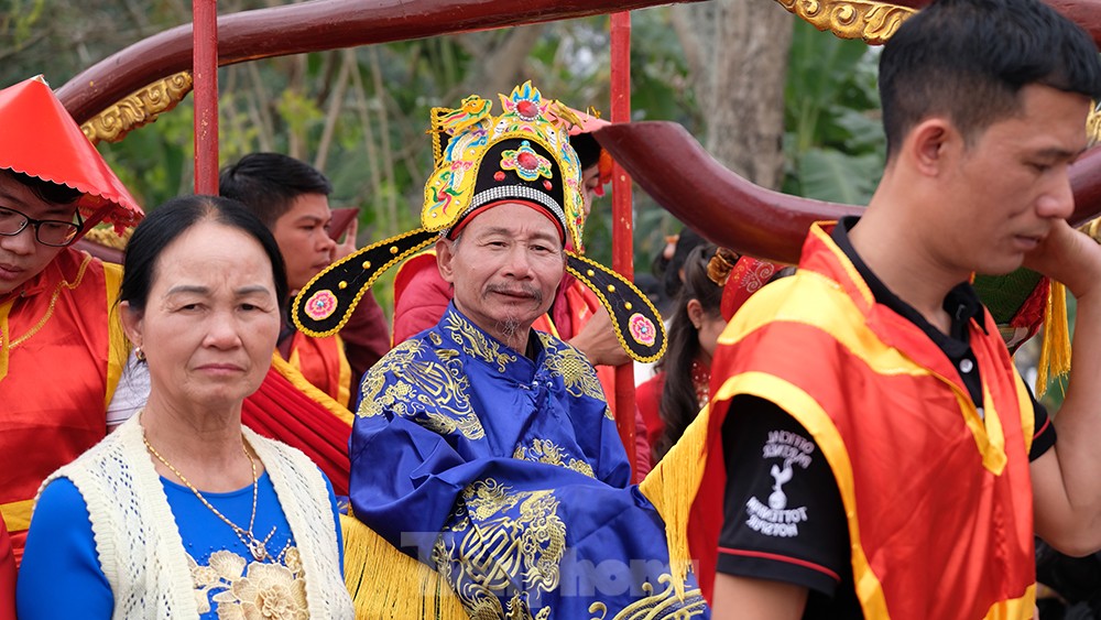 Hàng nghìn người xem nghi lễ rước 'vua sống' có một không hai ở Hà Nội ảnh 10